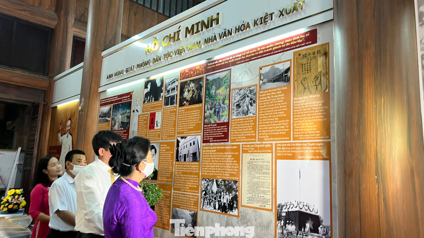 Nhiều tư liệu quý về chặng đường hoạt động cách mạng của Bác Hồ. Nhiều tư liệu quý về chặng đường hoạt động cách mạng của Bác Hồ.