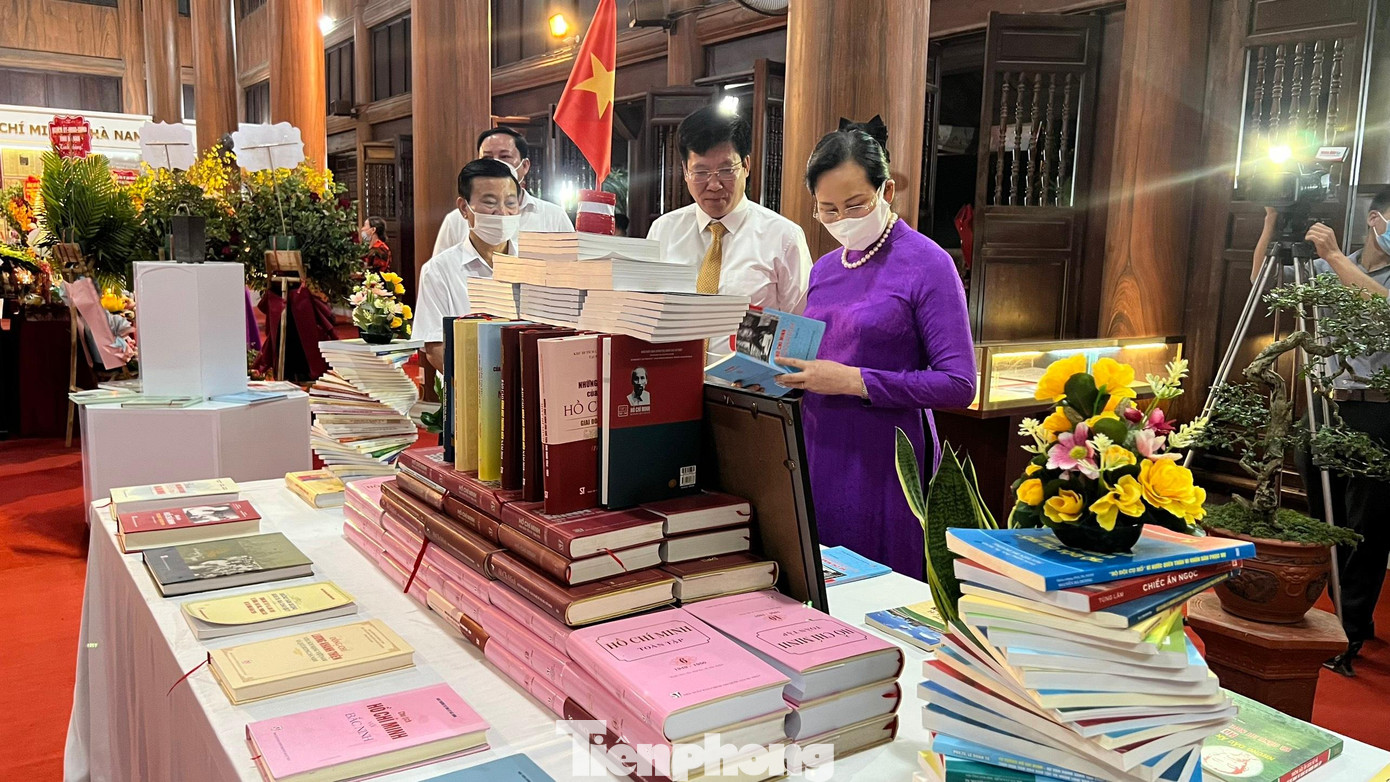 Bí thư Tỉnh ủy Hà Nam Lê Thị Thủy tham quan triển lãm. Bí thư Tỉnh ủy Hà Nam Lê Thị Thủy tham quan triển lãm.