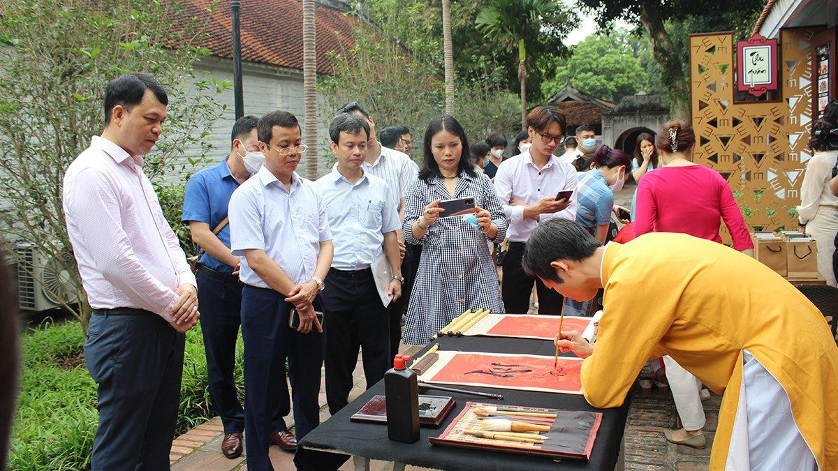 Trình diễn thư pháp và graffiti sáng 13/5 tại Văn Miếu-Quốc tử Giám.