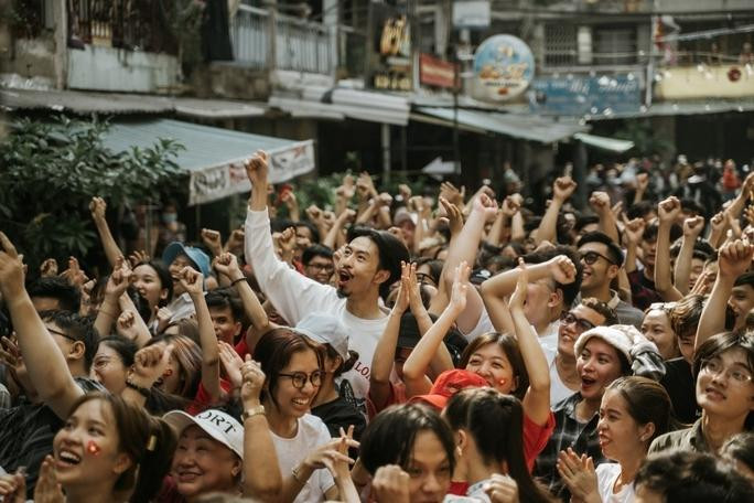 Đen tái hiện không khí ăn "đi bão" sau chiến thắng của bóng đá Việt. Đen tái hiện không khí ăn "đi bão" sau chiến thắng của bóng đá Việt.