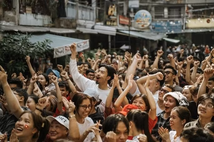 Đen tái hiện không khí ăn "đi bão" sau chiến thắng của bóng đá Việt. Đen tái hiện không khí ăn "đi bão" sau chiến thắng của bóng đá Việt.