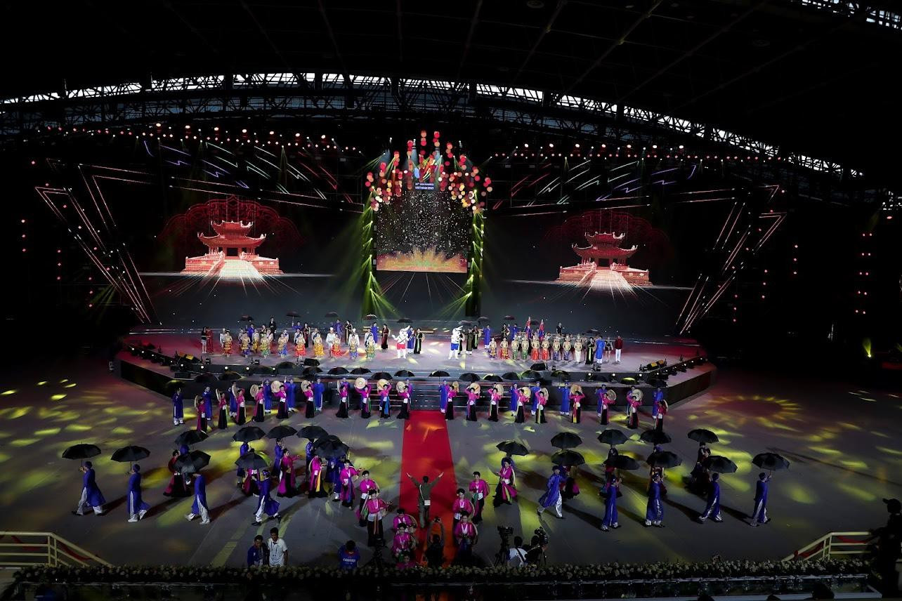 Tiết lộ về màn biểu diễn đặc biệt này, NSƯT Trần Ly Ly cho biết, Giã bạn đậm bản sắc Việt sẽ là một trong những điểm nhấn của đêm bế mạc. Tiết mục quy tụ khoảng 100 nghệ nhân quan họ trong trang phục Kinh Bắc mang cơi trầu têm cánh phượng đến gần quan khách, khán giả và hát Mời nước mời trầu-Giã bạn-Người ơi người ở đừng về.