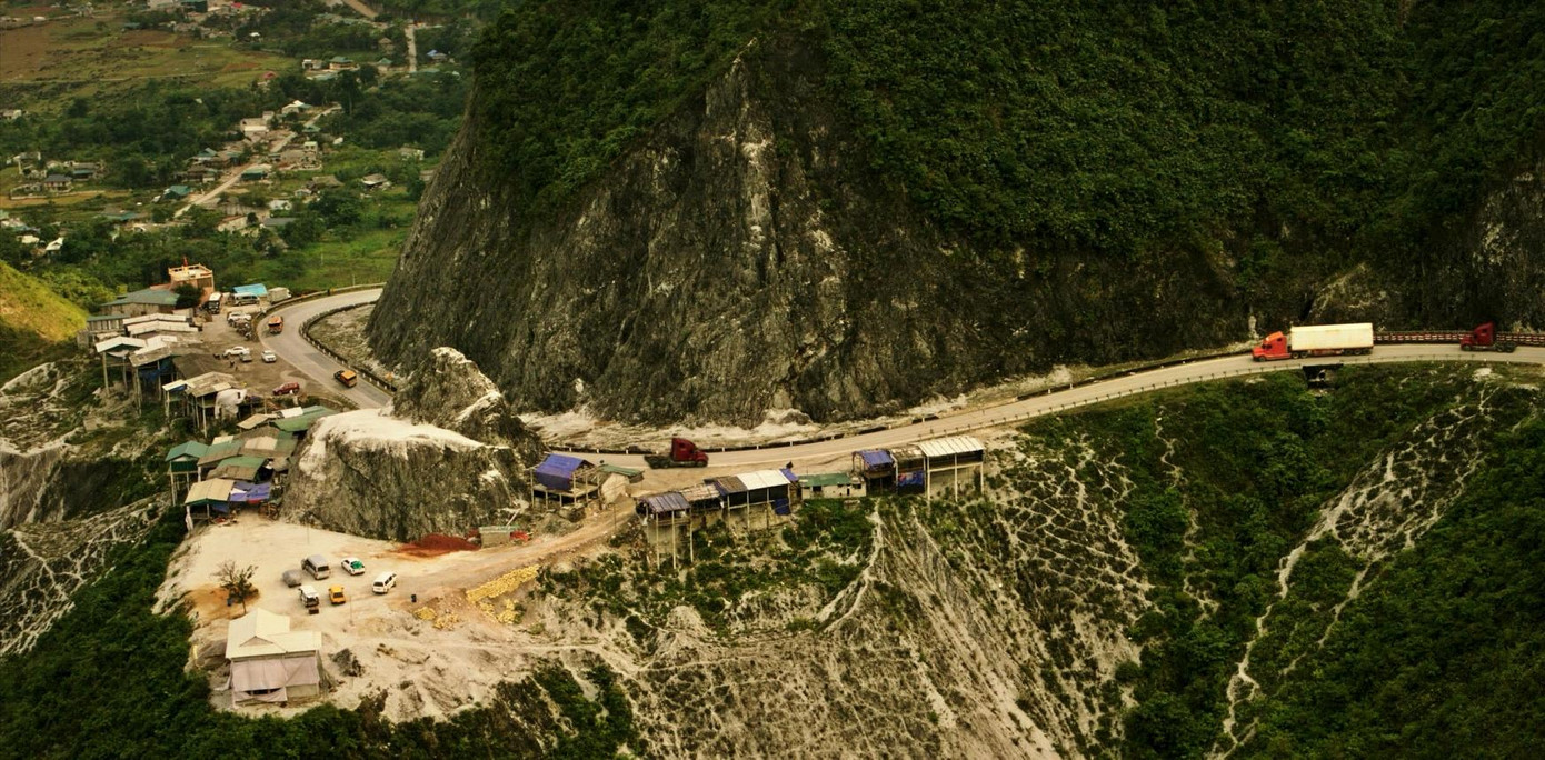 Cảnh quay trên cung đường Đèo Đá Trắng- địa hình hiểm trở, mây mờ bao phủ.