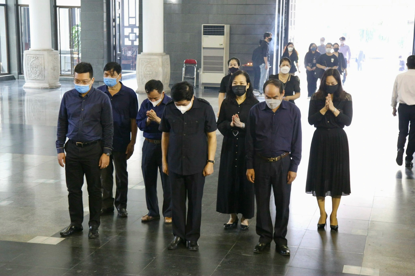 PGS.TS. Nguyễn Thế Kỷ cùng các văn nghệ sĩ nghiêng mình trước nhà văn Lê Phương.