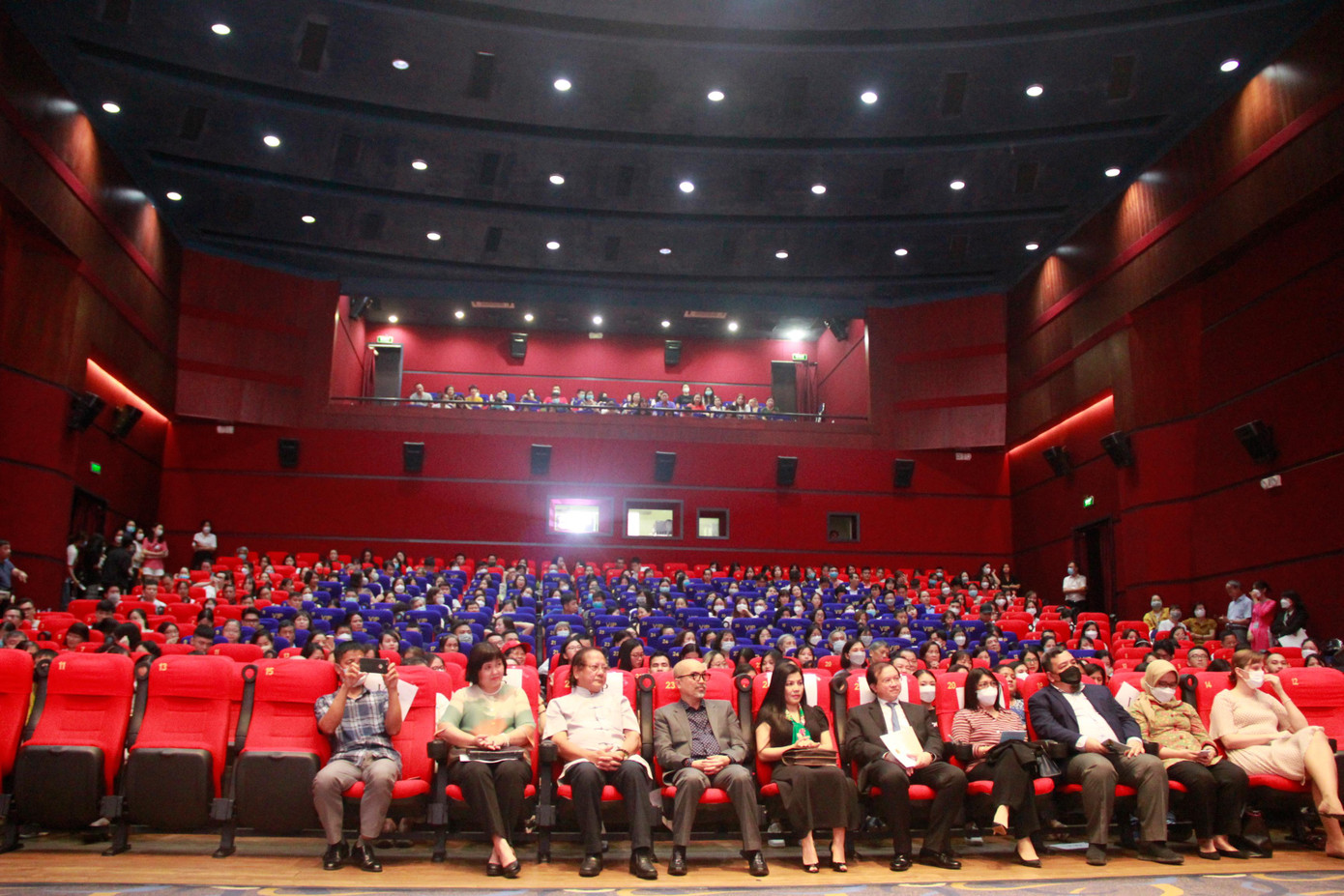 Tham dự Lễ khai mạc có Thứ trưởng Bộ Văn hóa, Thể thao và Du lịch Tạ Quang Đông và Đại sứ các quốc gia thành viên ASEAN và đông đảo người dân hâm mộ điện ảnh. Tham dự Lễ khai mạc có Thứ trưởng Bộ Văn hóa, Thể thao và Du lịch Tạ Quang Đông và Đại sứ các quốc gia thành viên ASEAN và đông đảo người dân hâm mộ điện ảnh.