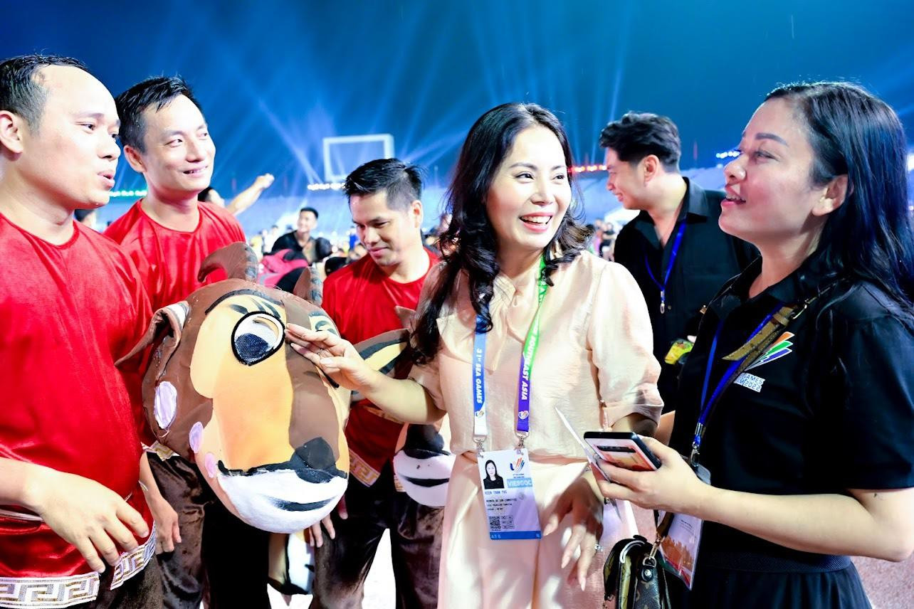 NSƯT Trần Thanh Hiền (thứ hai từ phải qua) nỗ lực cùng ê-kíp sáng tạo hoàn thành trọng trách.