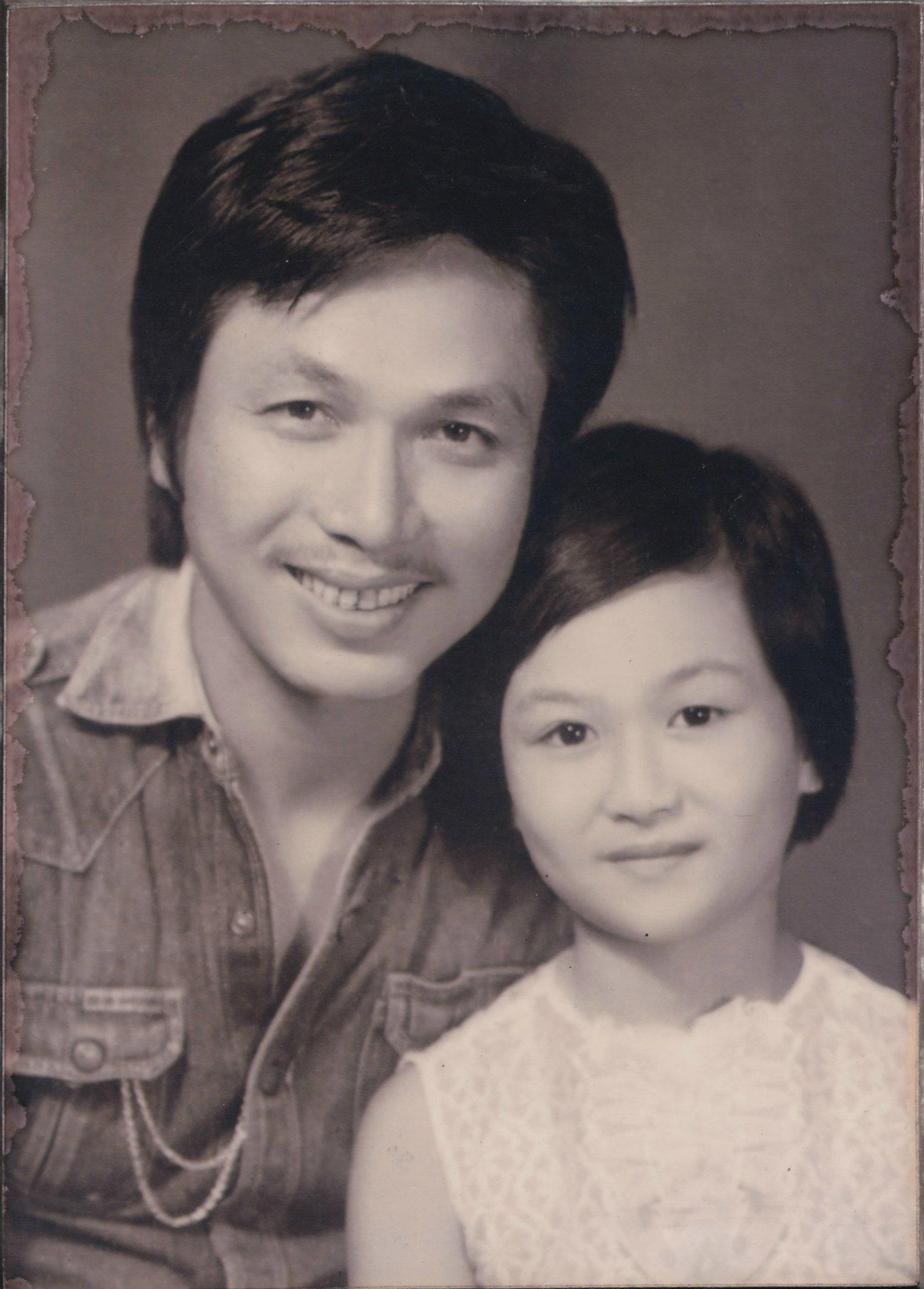 Nhạc sĩ Phú Quang (thời trẻ) và con gái cả-nghệ sĩ piano Trinh Hương Nhạc sĩ Phú Quang (thời trẻ) và con gái cả-nghệ sĩ piano Trinh Hương