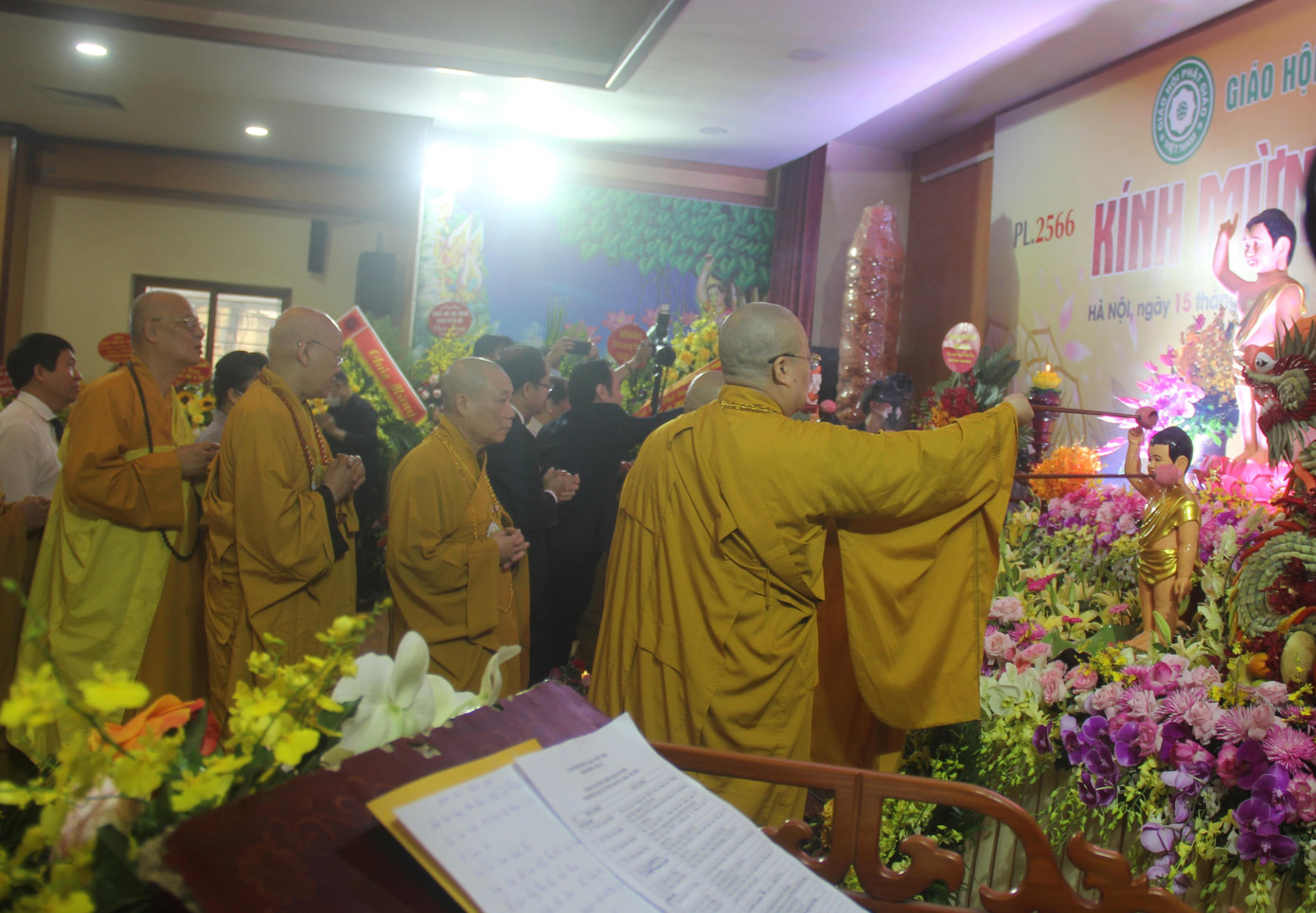 Nghi thức tắm Phật tại chùa Quán Sứ.