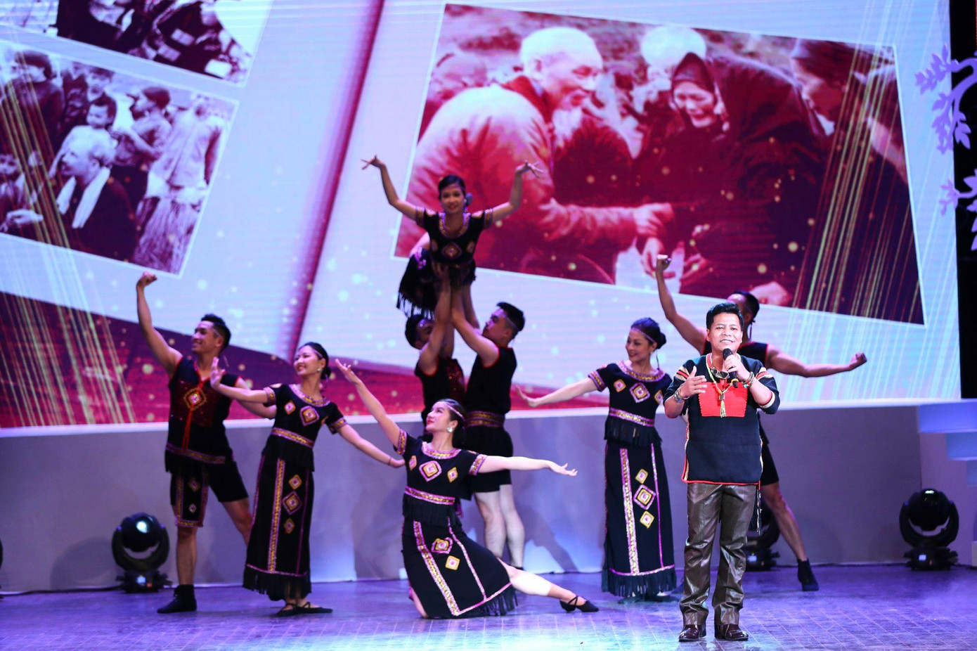 NSƯT Ploong Thiết thể hiện tình cảm của đồng bào Tây Nguyên với vị cha già dân tộc.