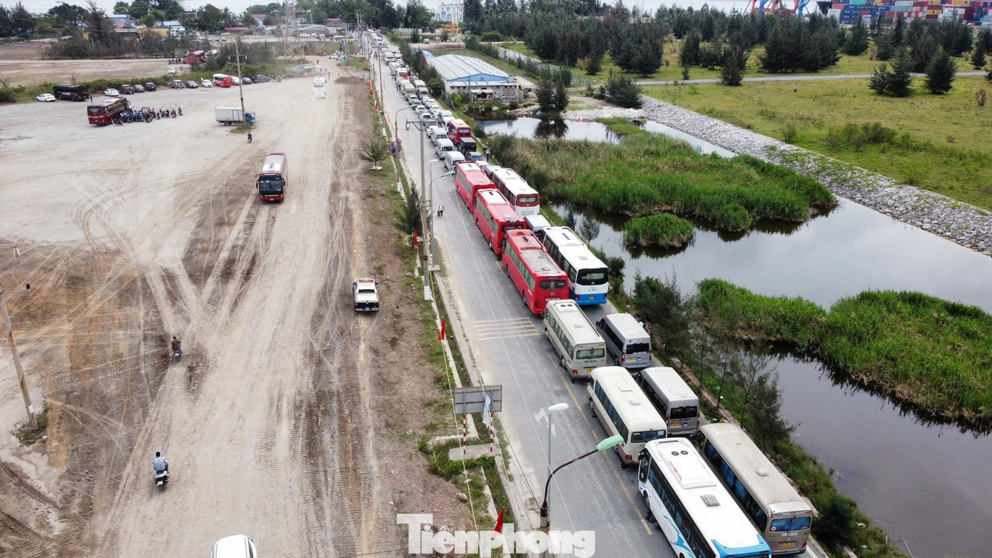 Tình cảnh ùn tắc ở trên đường di chuyển ra Cát Bà dịp nghỉ lễ. Ảnh: NGUYỄN HOÀN