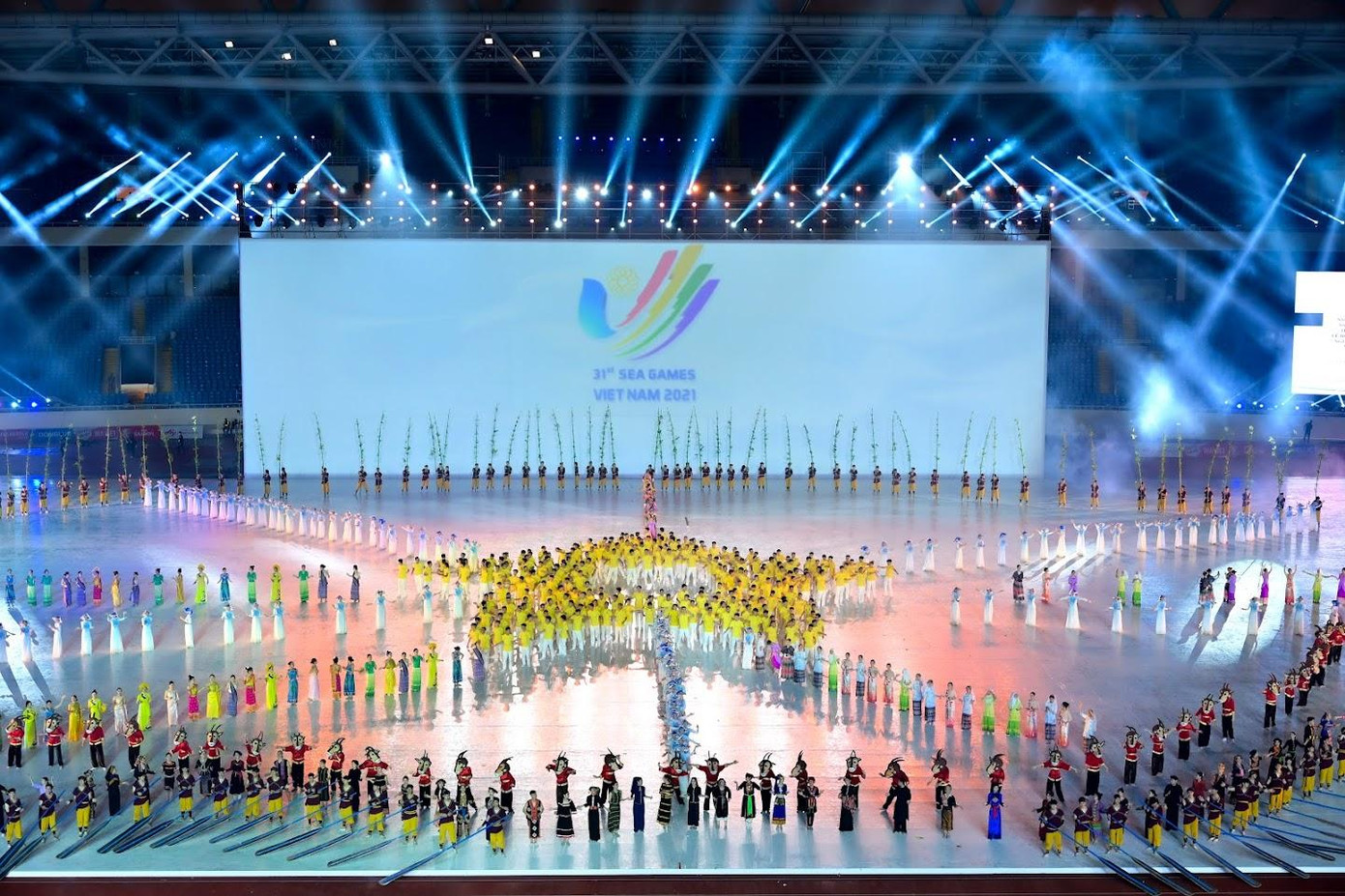 Gần nghìn nghệ sĩ, vận động viên trong màn kết đặc biệt.