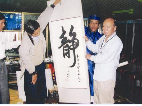 Ông Bùi Duy Tâm tặng thư pháp chữ Tĩnh cho nhà văn Nguyễn Khắc Phê Ông Bùi Duy Tâm tặng thư pháp chữ Tĩnh cho nhà văn Nguyễn Khắc Phê