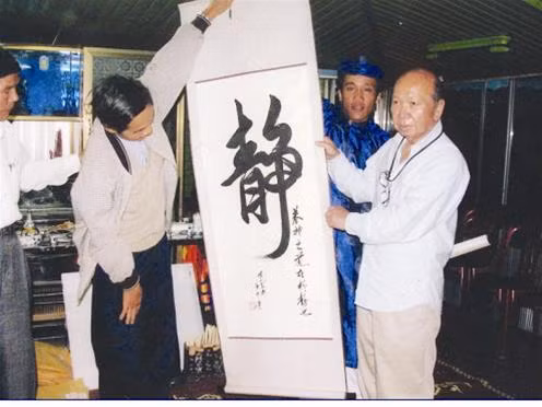 Ông Bùi Duy Tâm tặng thư pháp chữ Tĩnh cho nhà văn Nguyễn Khắc Phê