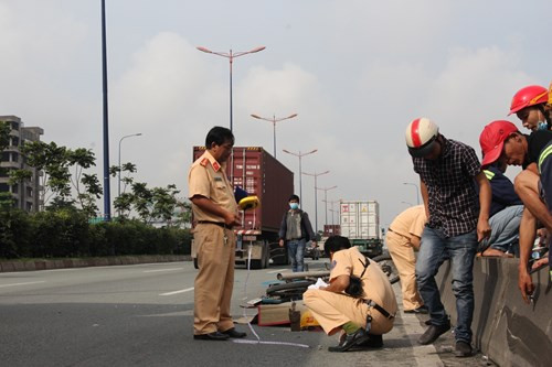 BẢN TIN ATGT: Bé trai tử vong vì bị tấm tôn cứa cổ ảnh 3
