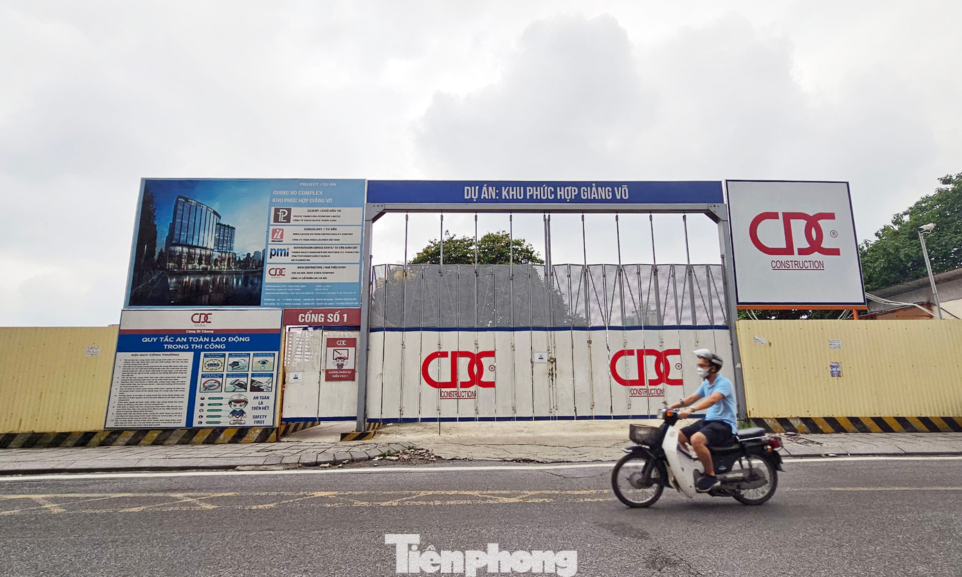 Dự án Khu phức hợp Giảng Võ có vị trí đắc địa, nằm ở số 15-17 đường Ngọc Khánh (phường Giảng Võ, quận Ba Đình) với diện tích hơn 12.000 m2 do Công ty TNHH Pacific Thăng Long làm chủ đầu tư. Ảnh: Đình Phong.