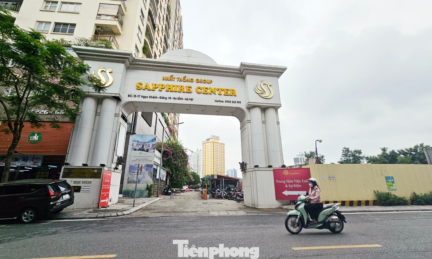 Trước đó, tại Báo cáo kết quả giám sát về tình hình quản lý các dự án sử dụng đất chậm triển khai trên địa bàn thành phố năm 2018 của HĐND TP Hà Nội cho thấy, dự án Khu phức hợp Giảng Võ đã được thanh, kiểm tra, chỉ đạo xử lý, song chủ đầu tư không khắc phục, chưa đưa đất vào sử dụng theo chủ trương phê duyệt. Ảnh: Đình Phong.