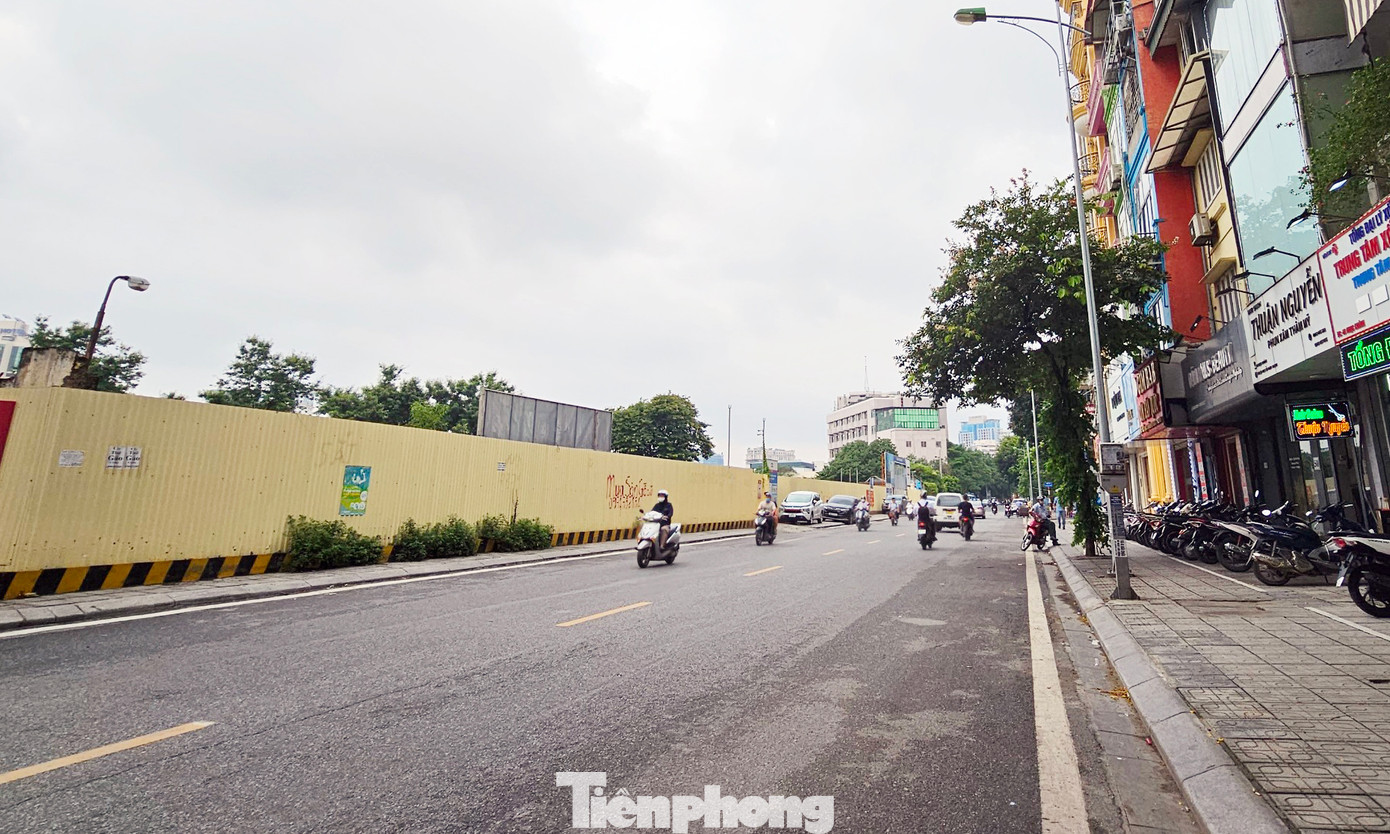 Tuy nhiên, theo ghi nhận của đến nay dự án Khu phức hợp Giảng Võ vẫn chỉ là khu đất trống, quây tôn bên hồ Giảng Võ. Ảnh: Đình Phong.