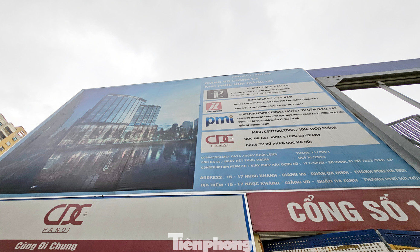 Năm 2009, thành phố giao 12.066 m2 đất cho Công ty TNHH Pacific Thăng Long (liên danh Thăng Long GTC - Janakpur Limited) thuê để thực hiện khu phức hợp Giảng Võ ở ven hồ Giảng Võ. Sau nhiều năm "ôm" đất không triển khai, dự án này được gia hạn tiến độ triển khai đến quý IV/2022. Ảnh: Đình Phong.