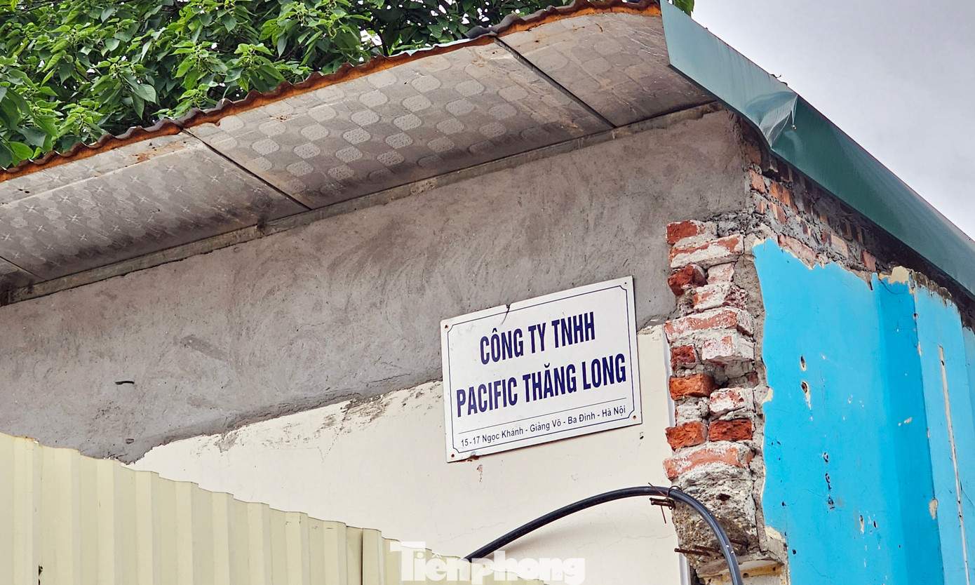 Biển Công ty TNHH Pacific Thăng Long được gắn tạm bợ tại khu đất dự án. Ảnh: Đình Phong.
