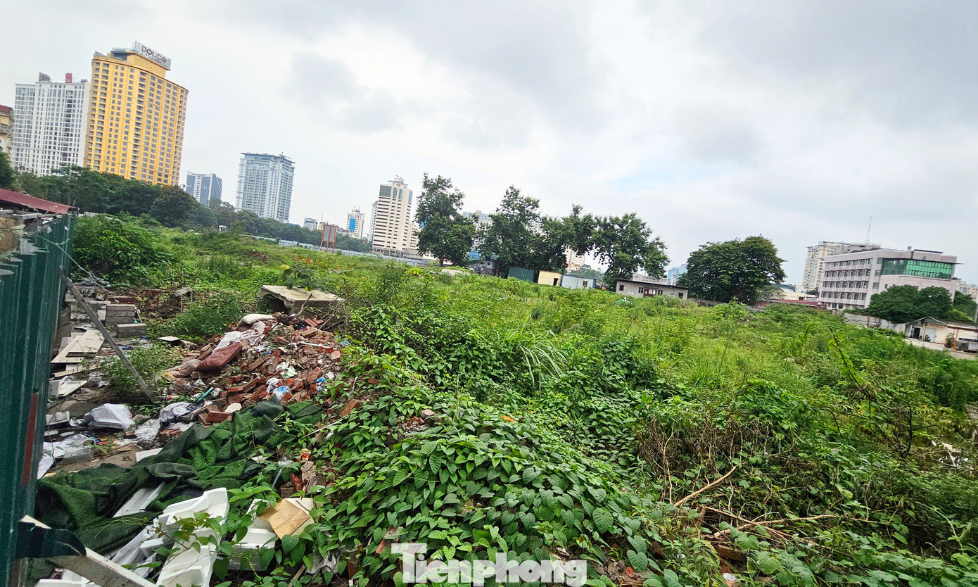 Bên trong khu đất dự án để "trồng cỏ", mới triển khai thi công một số gói thầu cọc đại trà. Ảnh: Đình Phong.