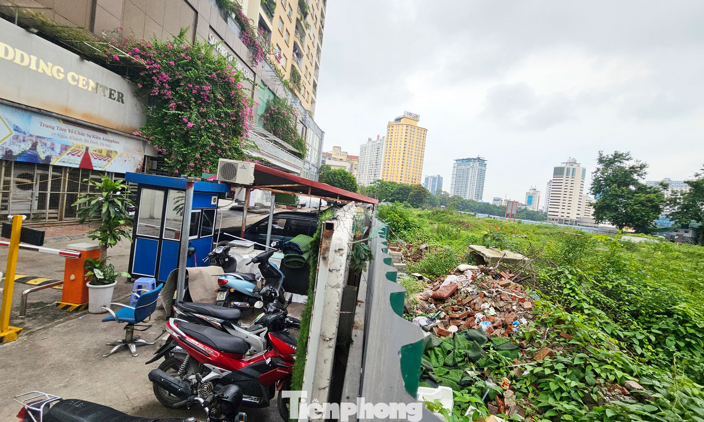 Trao đổi với PV, lãnh đạo phường Giảng Võ xác nhận, dự Khu phức hợp Giảng Võ chậm triển khai theo tiến độ được duyệt do một số tồn tại, vướng mắc. Hiện UBND quận Ba Đình giao Đội Quản lý trật tự xây dựng đô thị quận chủ trì kiểm tra, báo cáo quận. Ảnh: Đình Phong.