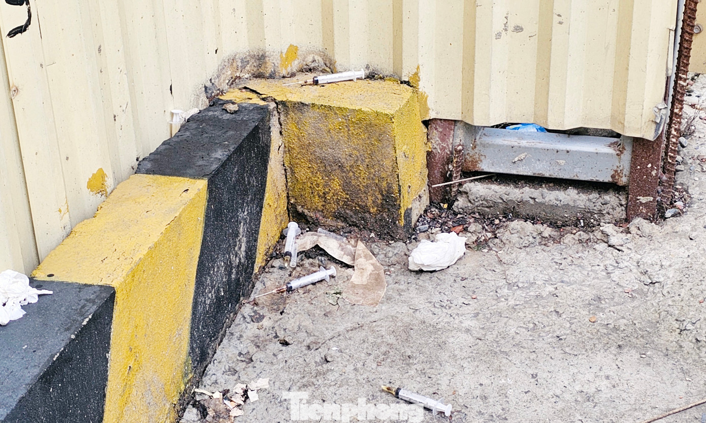 Thậm chí, tại khu đất dự án kim tiêm dính máu vứt la liệt, nhếch nhác, tiềm ẩn nguy cơ mất an toàn cho người dân khu vực. Ảnh: Đình Phong.