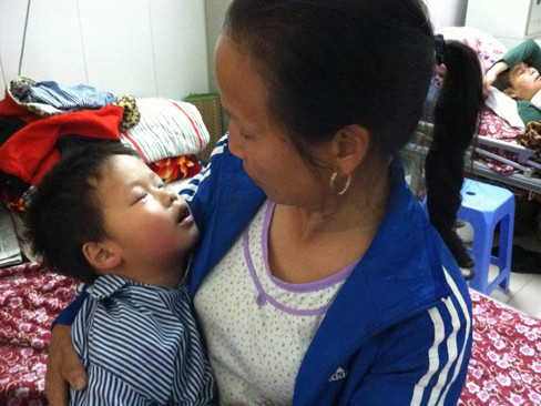 Cháu Đỗ Thanh Đạt không thể mở được mắt. Cháu Đỗ Thanh Đạt không thể mở được mắt