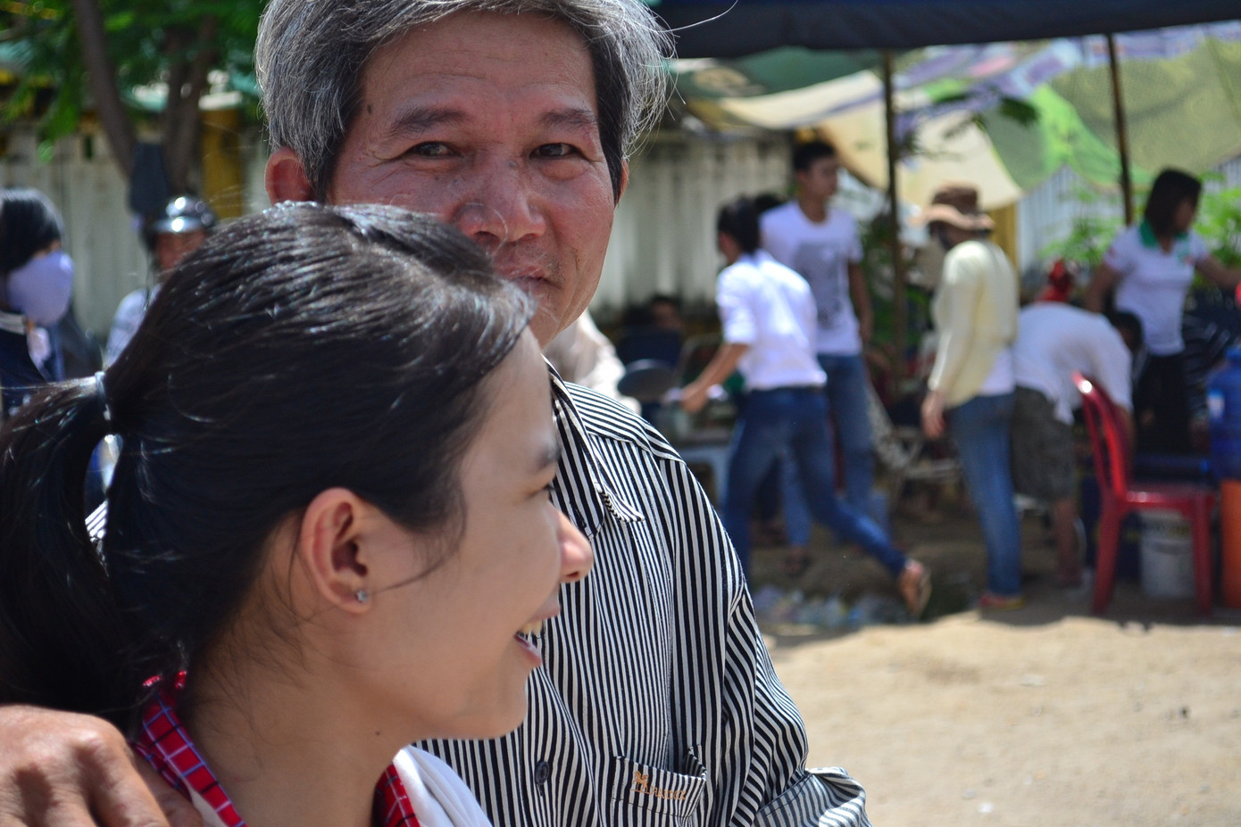 Người cha rất hài lòng khi con gái làm bài tốt. Ảnh Việt Hương