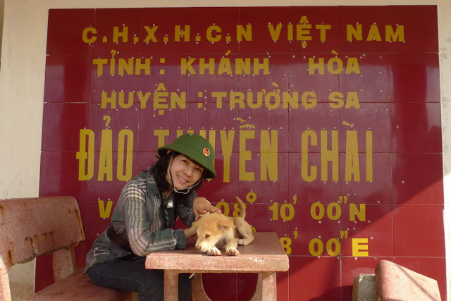 Phóng viên Anh Hoa - Tạp chí Thế giới ảnh ra Trường Sa 4-2001 (PV Anh Hoa cung cấp 1 số hình cho bài viết này) 