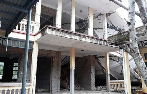 Nhà hai tầng ở trường tiểu học đổ sập khi đang sửa chữa ảnh 1