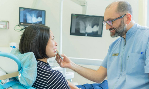 Cách chăm sóc răng miệng để có nụ cười chuẩn thần thái Hoa hậu ảnh 2