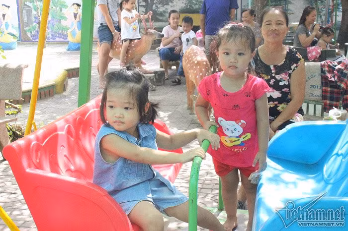 Nhiều trẻ bị từ chối nhận học trong ngày tựu trường
