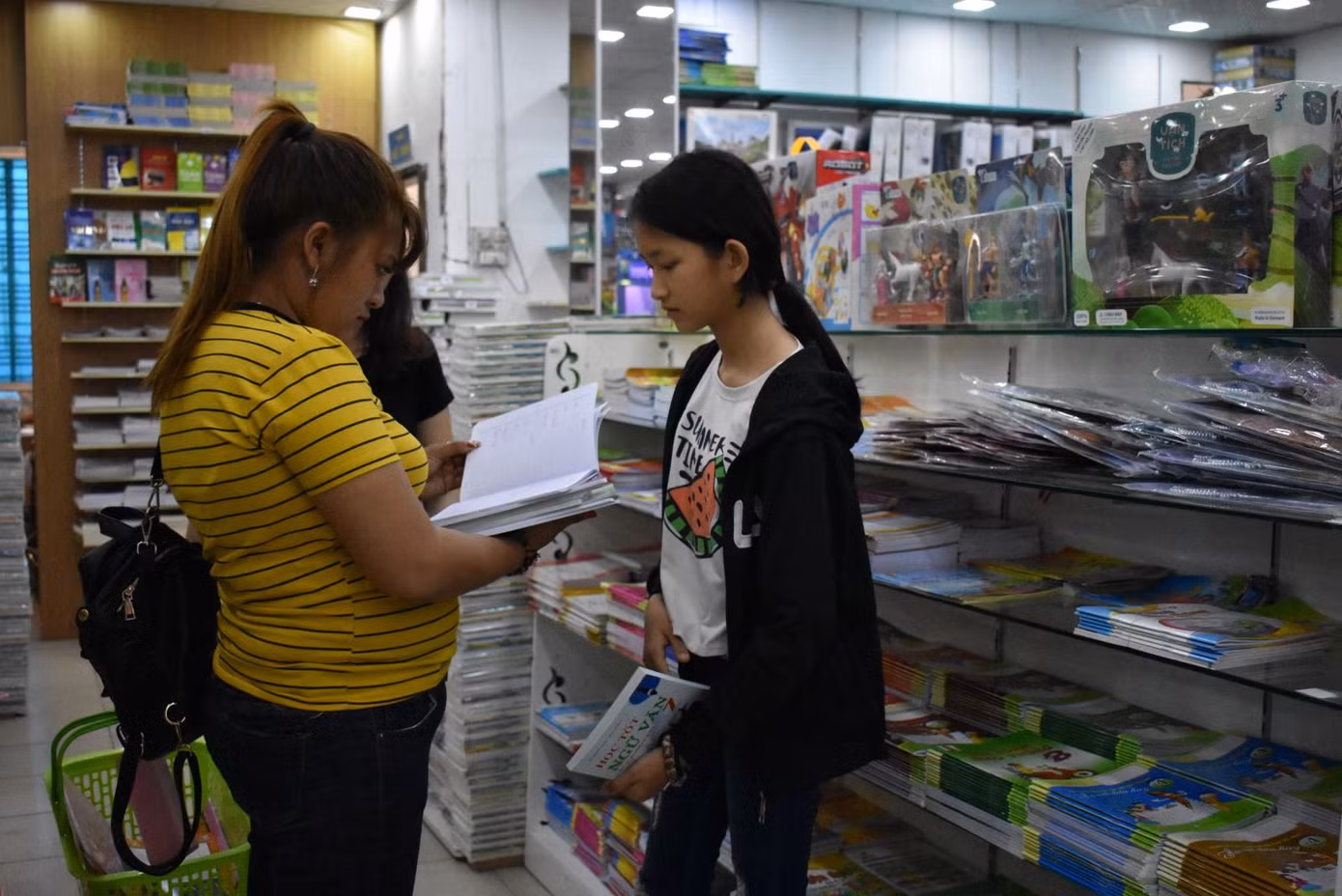 TPHCM: Sách giáo khoa 'cháy' hàng, phụ huynh chật vật tìm mua ảnh 1