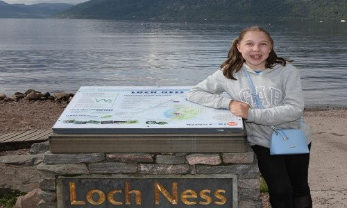 Vật thể nghi quái vật hồ Loch Ness ngóc đầu trên mặt hồ ảnh 1