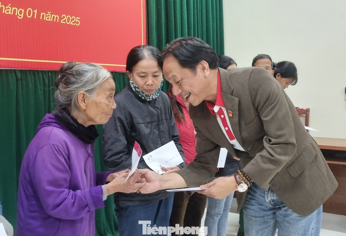 Nhà báo Lê Minh Toản trao quà Tết cho bà con nghèo tỉnh Quảng Trị. Nhà báo Lê Minh Toản trao quà Tết cho bà con nghèo tỉnh Quảng Trị.