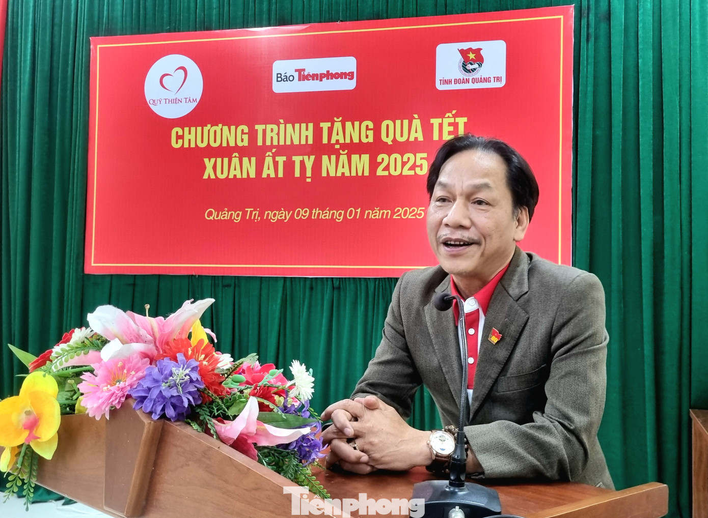 Nhà báo Lê Minh Toản phát biểu tại buổi trao quà Tết cho bà con nghèo huyện Triệu Phong. Nhà báo Lê Minh Toản phát biểu tại buổi trao quà Tết cho bà con nghèo huyện Triệu Phong.