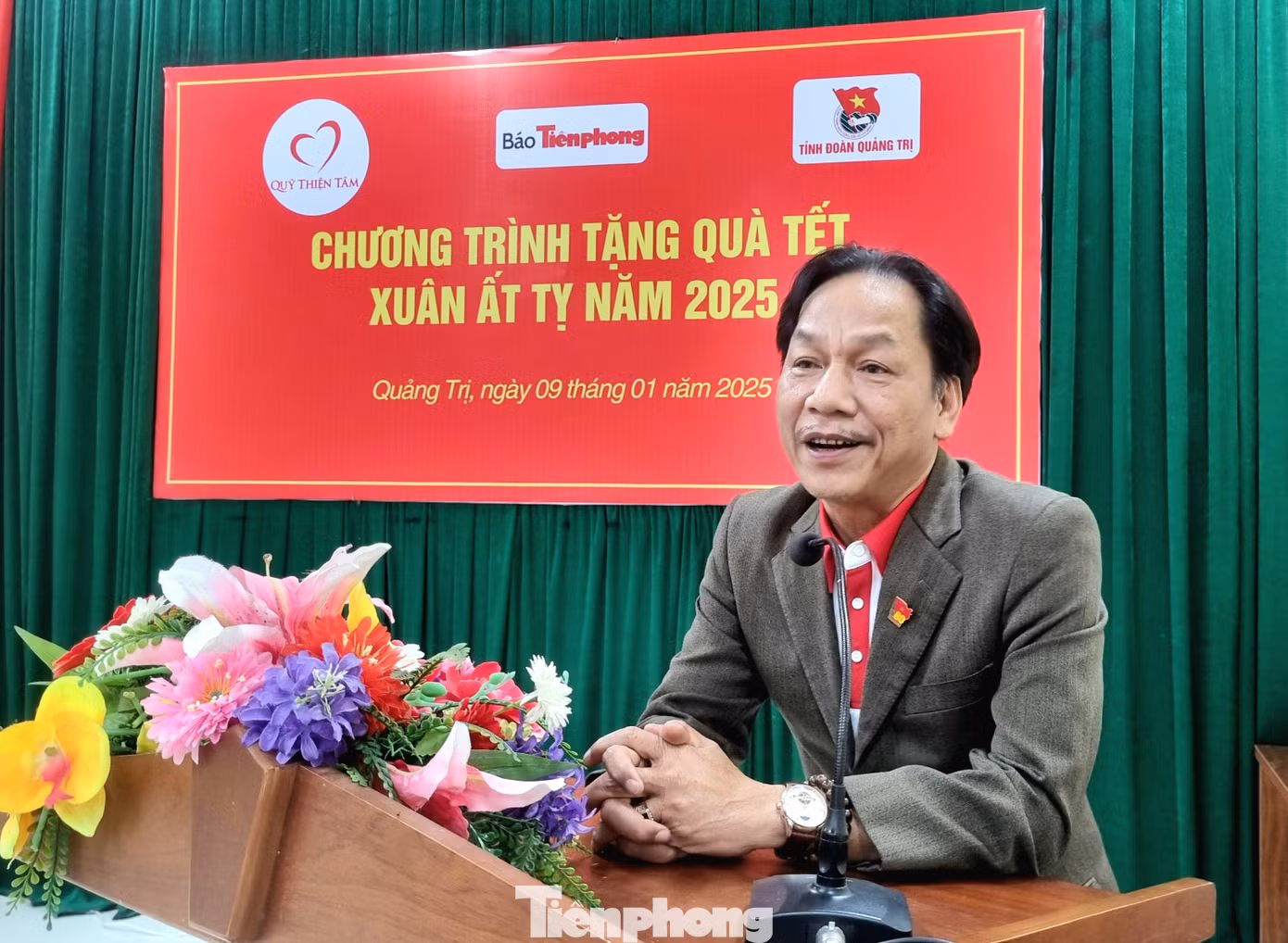 Nhà báo Lê Minh Toản phát biểu tại buổi trao quà Tết cho bà con nghèo huyện Triệu Phong.