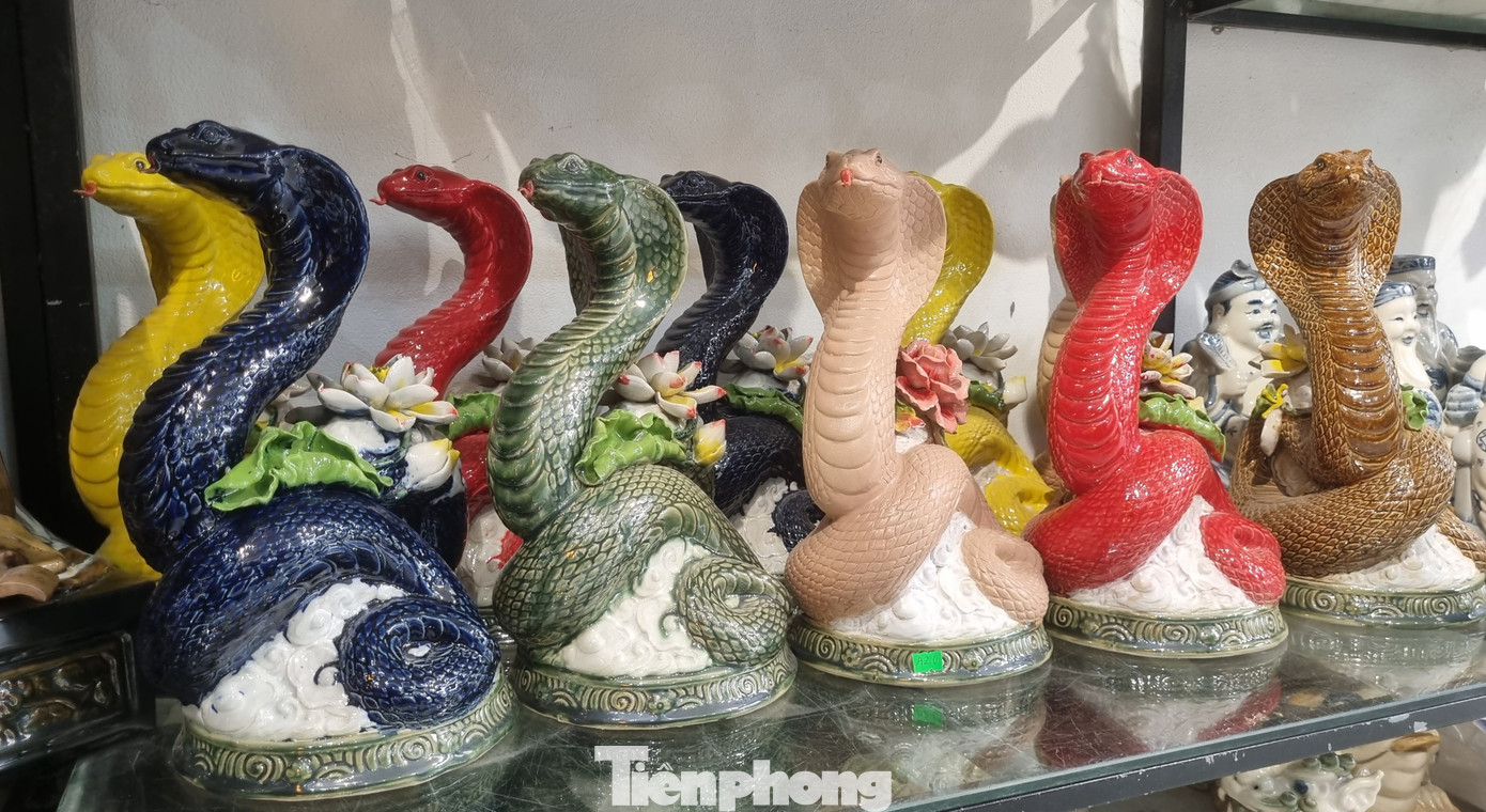 Sản phẩm linh vật rắn đa dạng màu sắc.