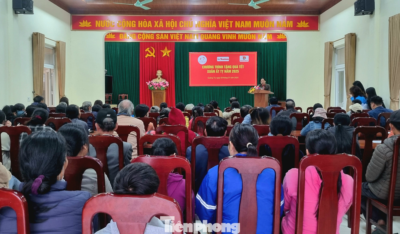 Toàn cảnh buổi trao quà cho người nghèo tại huyện Triệu Phong, tỉnh Quảng Trị. Toàn cảnh buổi trao quà cho người nghèo tại huyện Triệu Phong, tỉnh Quảng Trị.