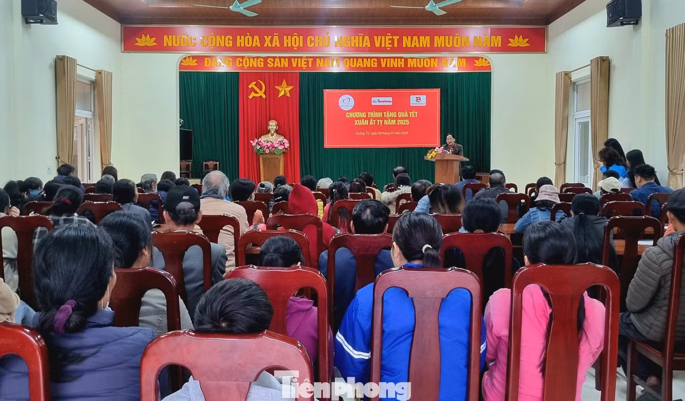 Toàn cảnh buổi trao quà cho người nghèo tại huyện Triệu Phong, tỉnh Quảng Trị.