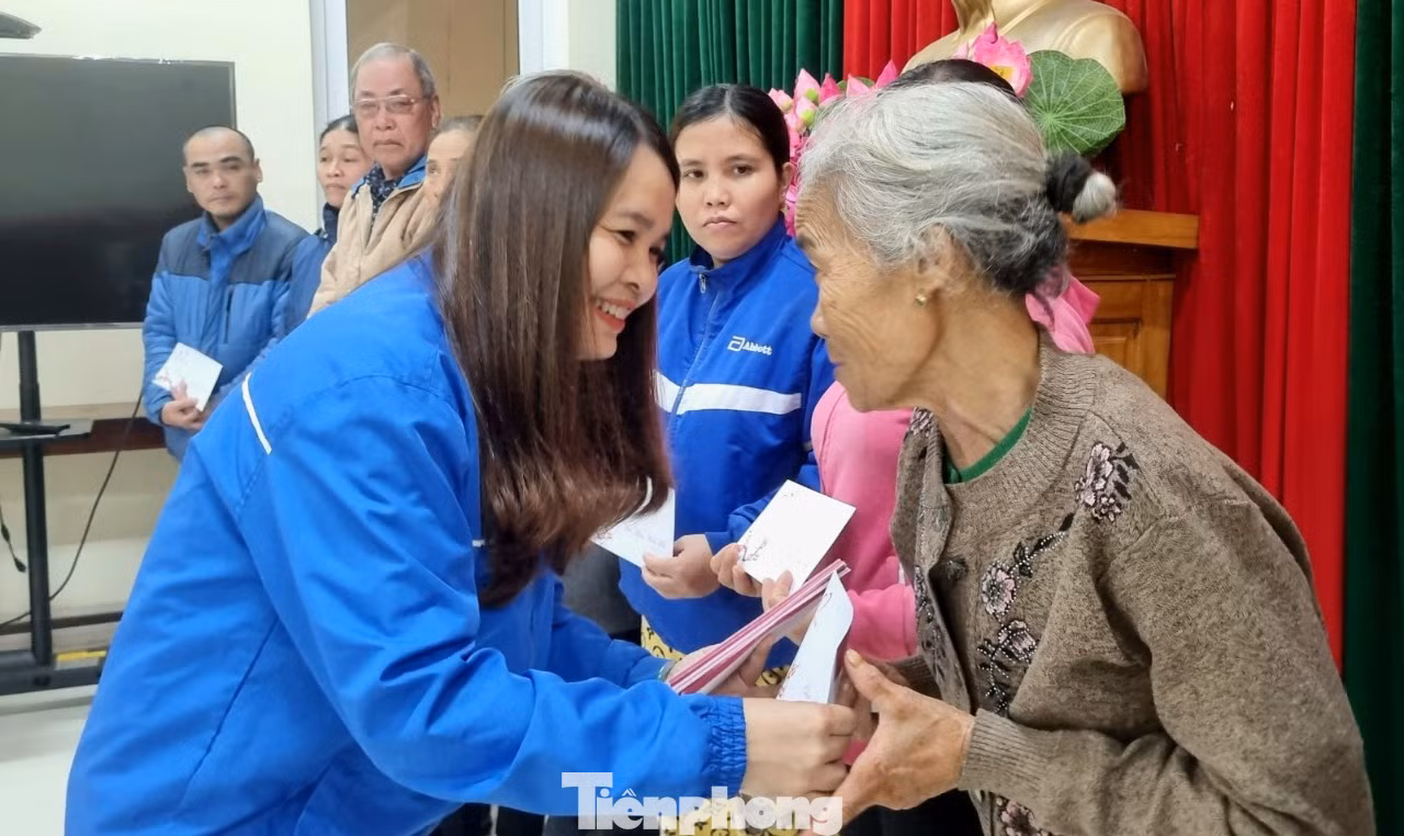 Chị Trần Thị Thu, Tỉnh ủy viên, Ủy viên Ban chấp hành Trung ương Đoàn, Bí thư Tỉnh Đoàn Quảng Trị trao quà Tết cho bà con nghèo