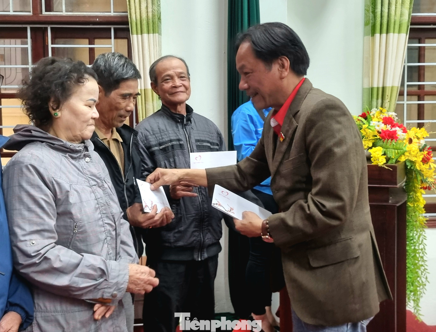 Nhà báo Lê Minh Toản trao quà Tết cho bà con nghèo tỉnh Quảng Trị. Nhà báo Lê Minh Toản trao quà Tết cho bà con nghèo tỉnh Quảng Trị.