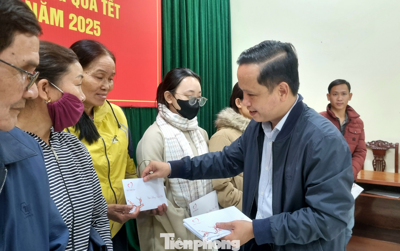 Ông Trần Xuân Anh, trao quà Tết cho bà con nghèo. Ông Trần Xuân Anh, trao quà Tết cho bà con nghèo.