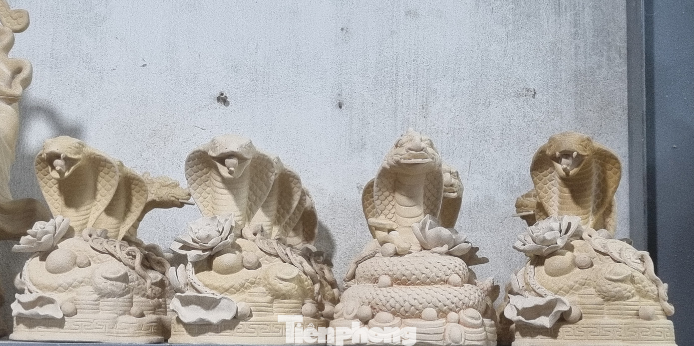 Các sản phẩm vừa được các thợ gốm hoàn thành.