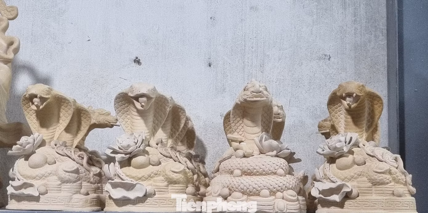 Các sản phẩm vừa được các thợ gốm hoàn thành. Các sản phẩm vừa được các thợ gốm hoàn thành.