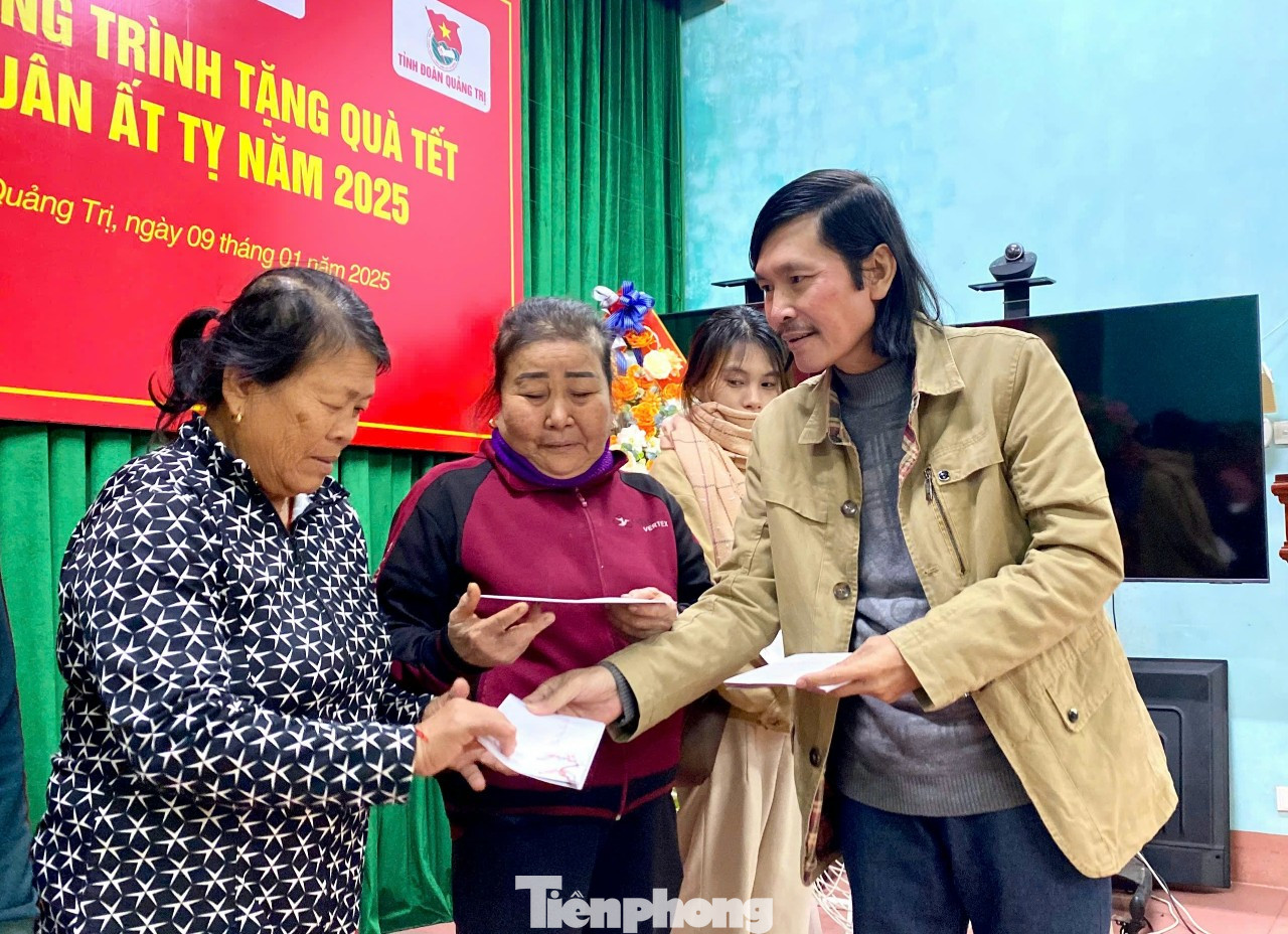 Nhà báo Hữu Thành, phóng viên báo Tiền Phong thường trú tại tỉnh Quảng Trị trao quà Tết cho bà con nghèo. Nhà báo Hữu Thành, phóng viên báo Tiền Phong thường trú tại tỉnh Quảng Trị trao quà Tết cho bà con nghèo.