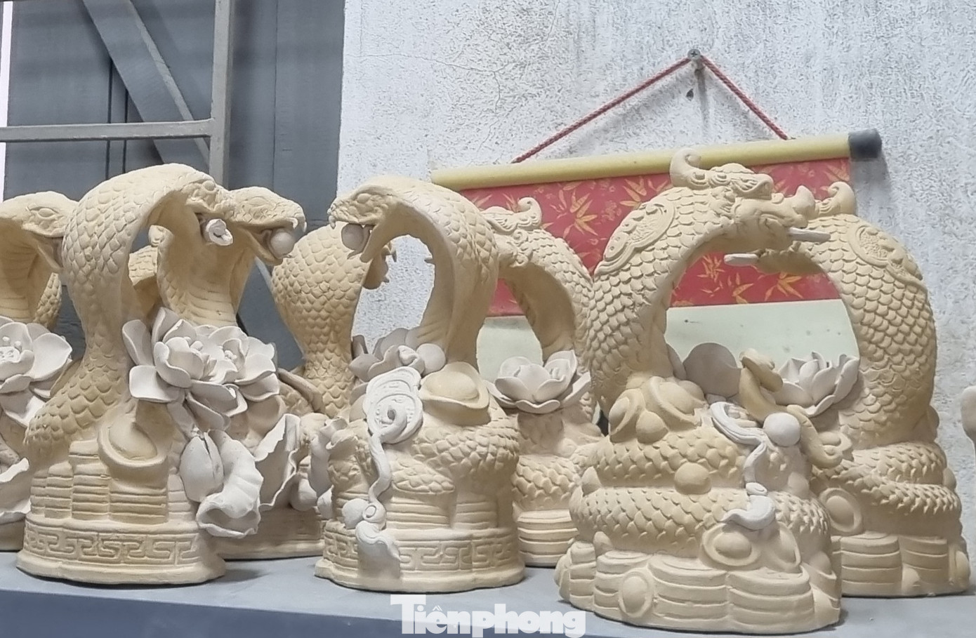 Các sản phẩm vừa được các thợ gốm hoàn thành.