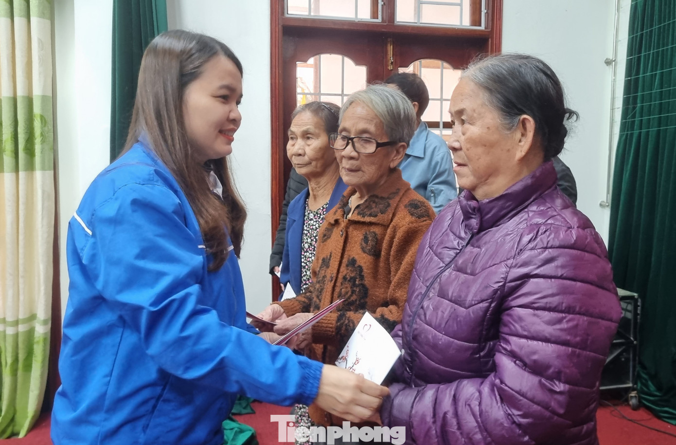 Chị Trần Thị Thu, Tỉnh ủy viên, Ủy viên Ban chấp hành Trung ương Đoàn, Bí thư Tỉnh Đoàn Quảng Trị trao quà Tết cho bà con nghèo Chị Trần Thị Thu, Tỉnh ủy viên, Ủy viên Ban chấp hành Trung ương Đoàn, Bí thư Tỉnh Đoàn Quảng Trị trao quà Tết cho bà con nghèo