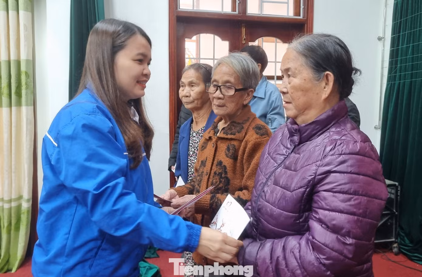 Chị Trần Thị Thu, Tỉnh ủy viên, Ủy viên Ban chấp hành Trung ương Đoàn, Bí thư Tỉnh Đoàn Quảng Trị trao quà Tết cho bà con nghèo