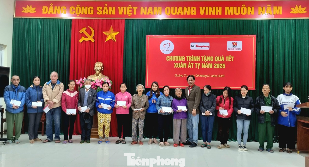 Lãnh đạo báo Tiền Phòng, Tỉnh đoàn Quảng Trị trao quà Tết cho bà con nghèo. Lãnh đạo báo Tiền Phòng, Tỉnh đoàn Quảng Trị trao quà Tết cho bà con nghèo.